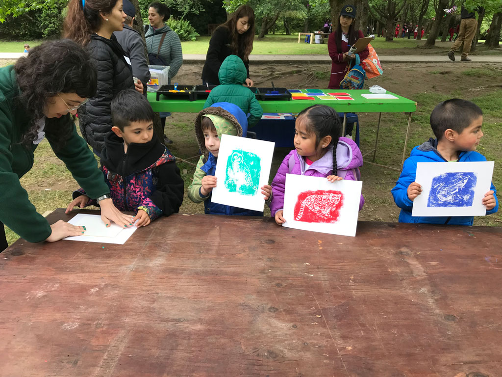 grupo de niños compartiendo en un parque