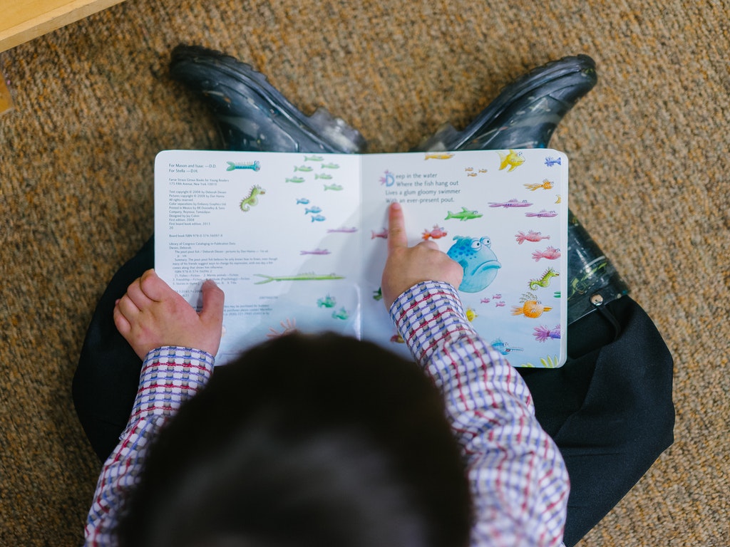 niño leyendo